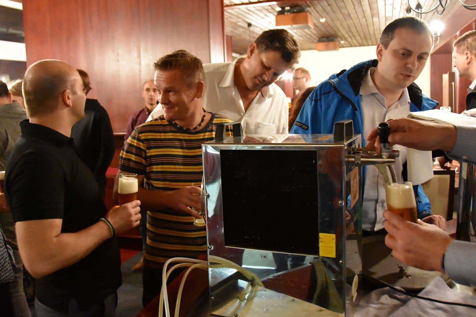Team zapft gemeinsam Bier an einem mobilen Ausschank