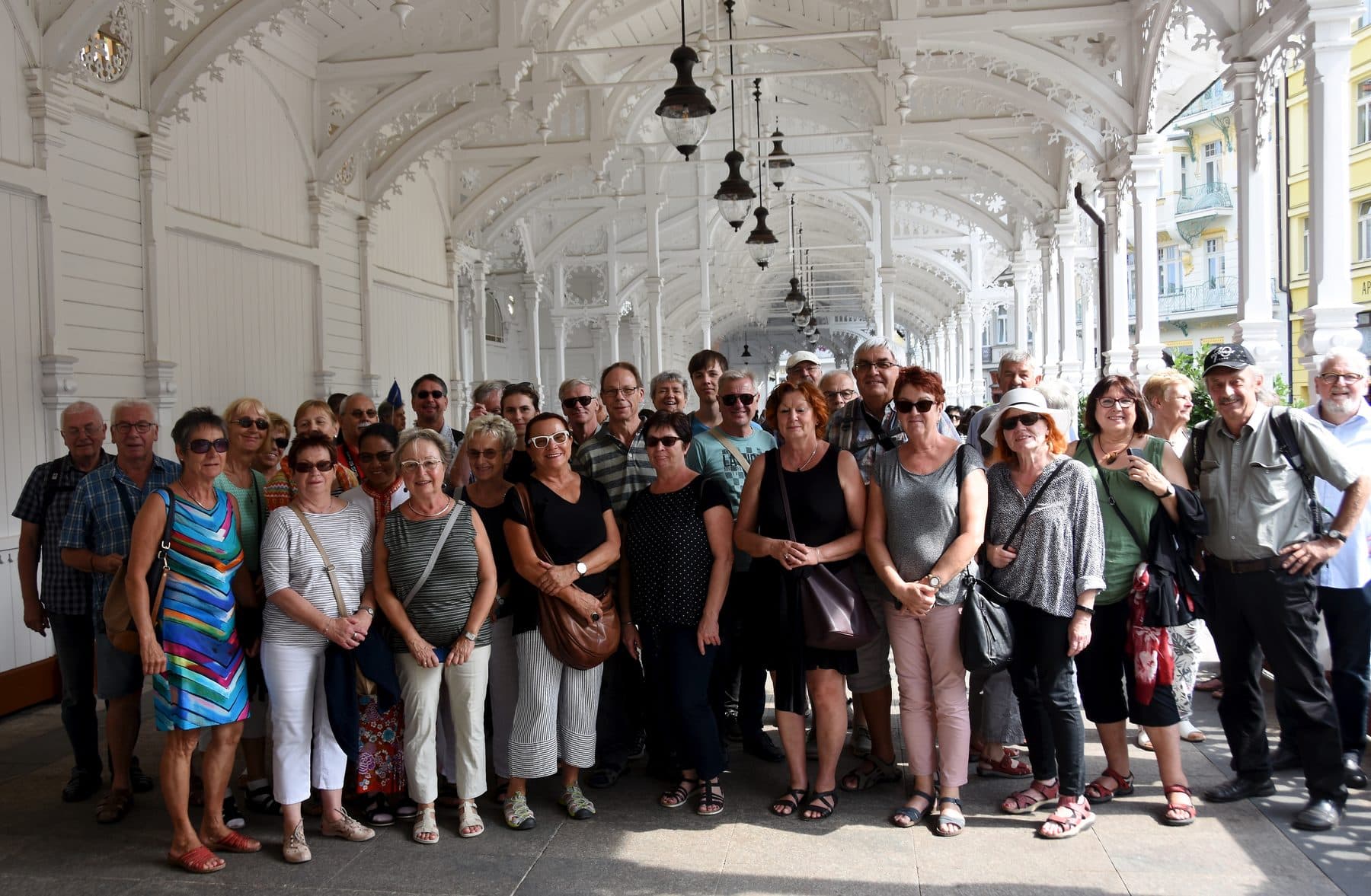 Gruppenfoto in der Mühlkolonnade in Karlsbad