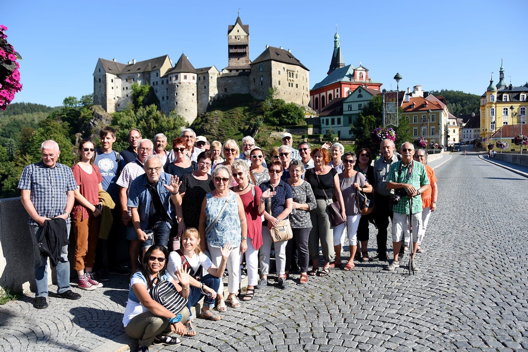Reisegruppe vor der Burg Loket