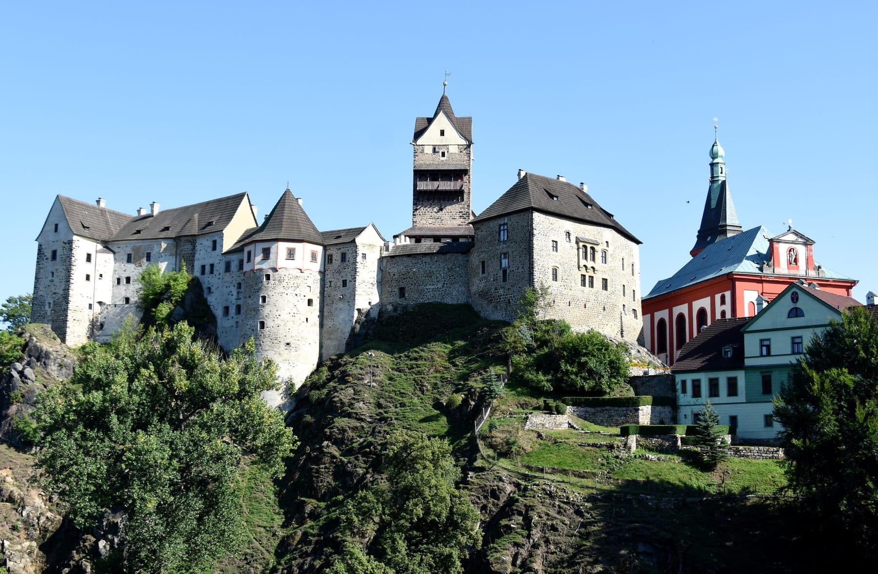 Die Burg Loket über der Stadt