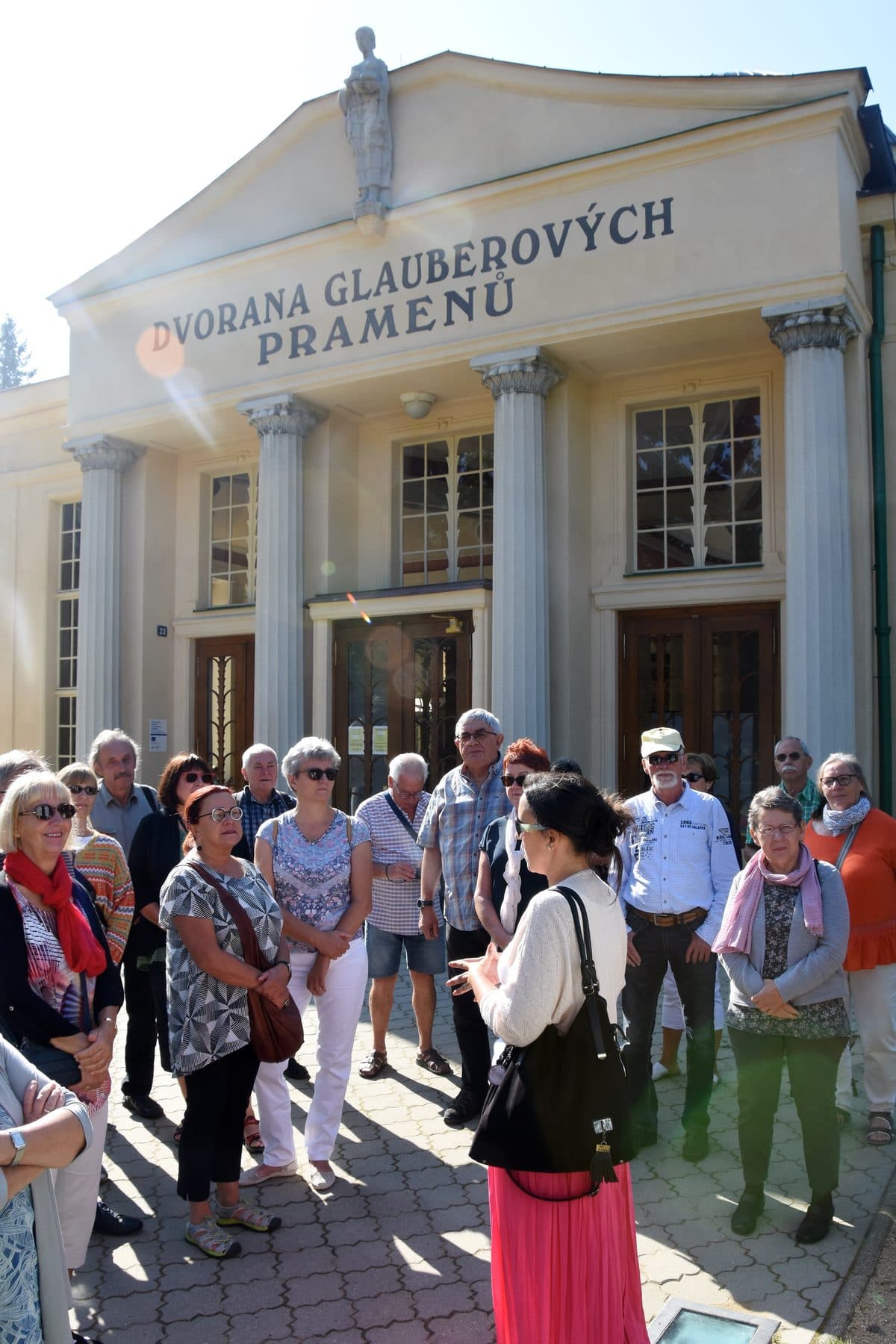 Reisegruppe vor der Trinkhalle der Glauberquellen in Karlsbad