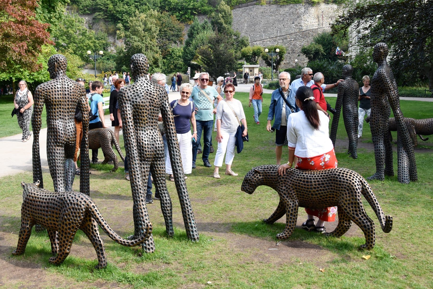 Die Reisegruppe zwischen Metallskulpturen in einem Park in Karlsbad