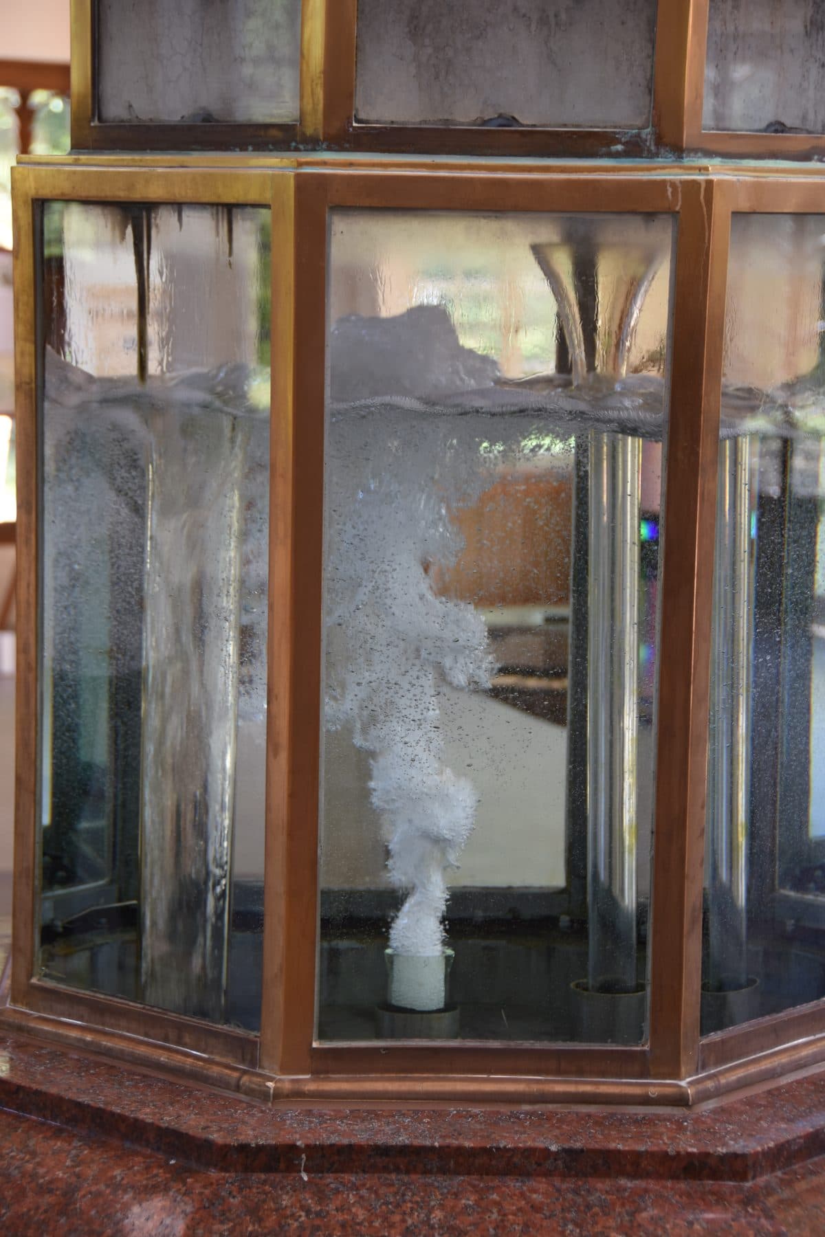 Der Sprudel des Vřídlo in Karlsbad hinter Glas