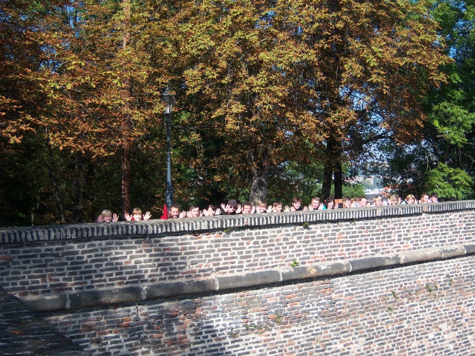 Eine Schulklasse winkt über die Mauer auf dem Vyšehrad