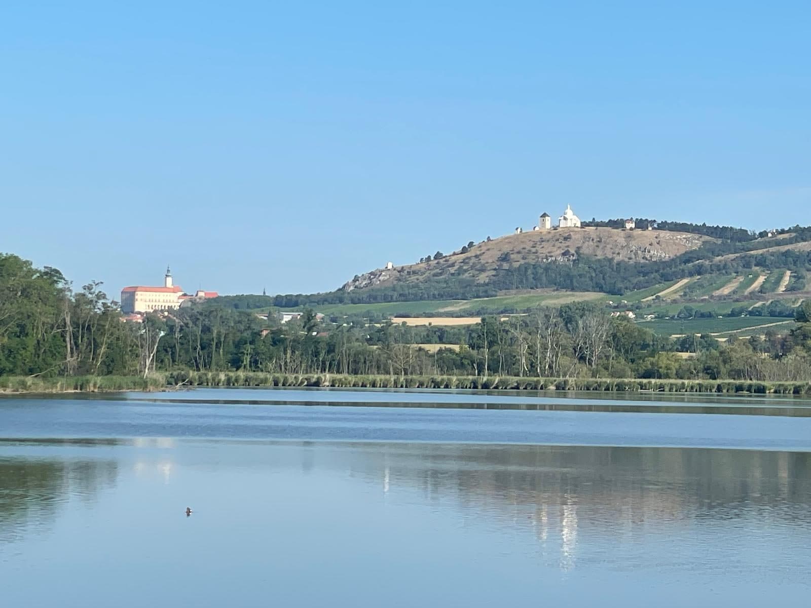 Blick über den See zum Heiligen Berg bei Mikulov