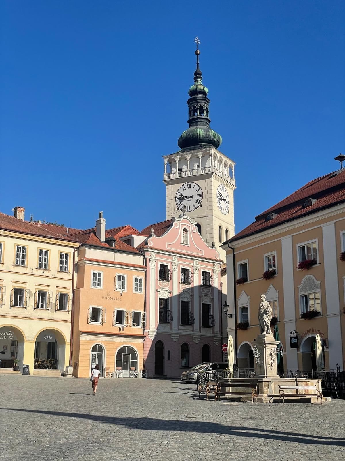Turm und Häuser am Marktplatz in Südmähren