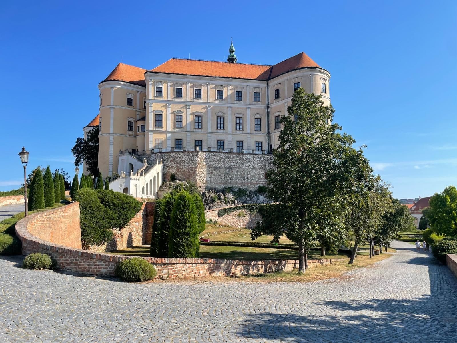 Schloss Mikulov über den Dächern der Stadt