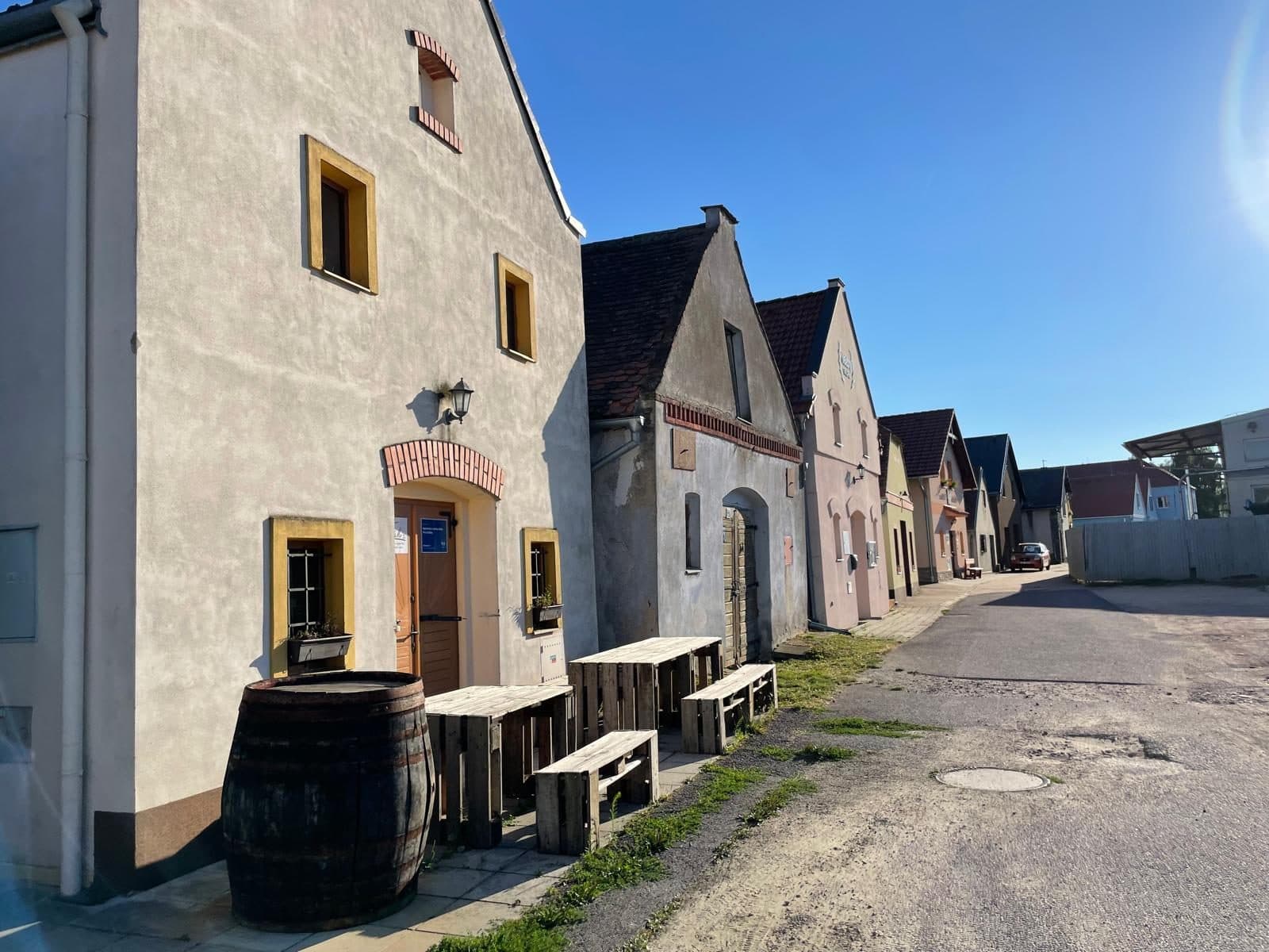 Traditionelle Weinkeller mit Bänken und Fass davor