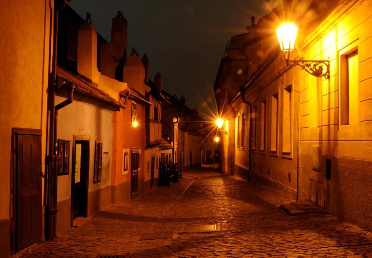 Beleuchtete Gasse in Prag bei Nacht
