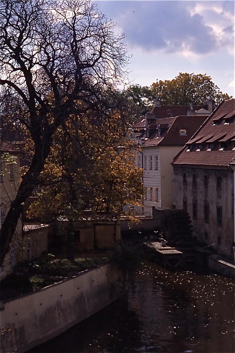 Stiller Kanal zwischen Häusern in Prag