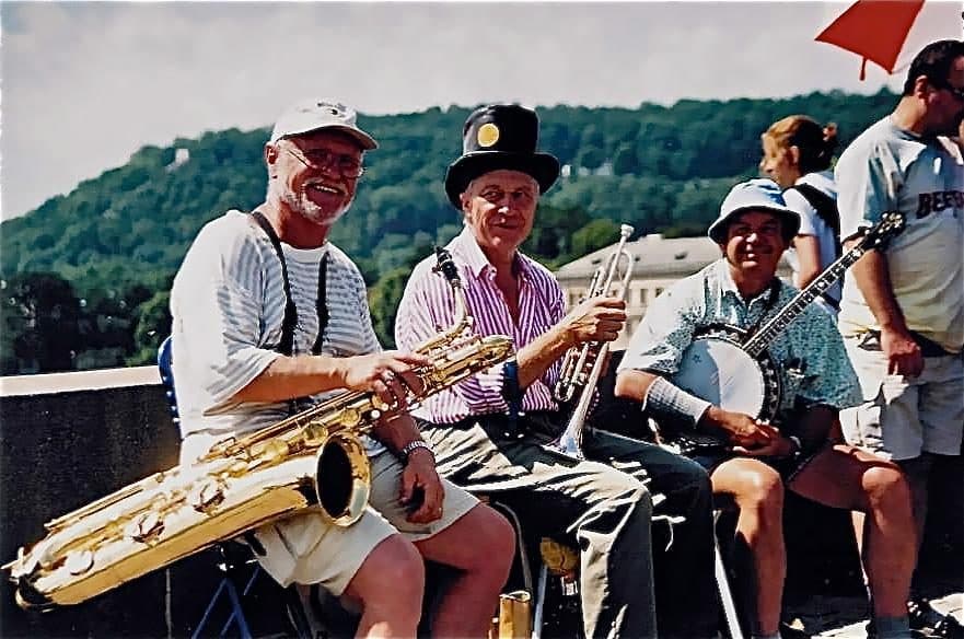 Straßenmusiker spielen für eine Reisegruppe