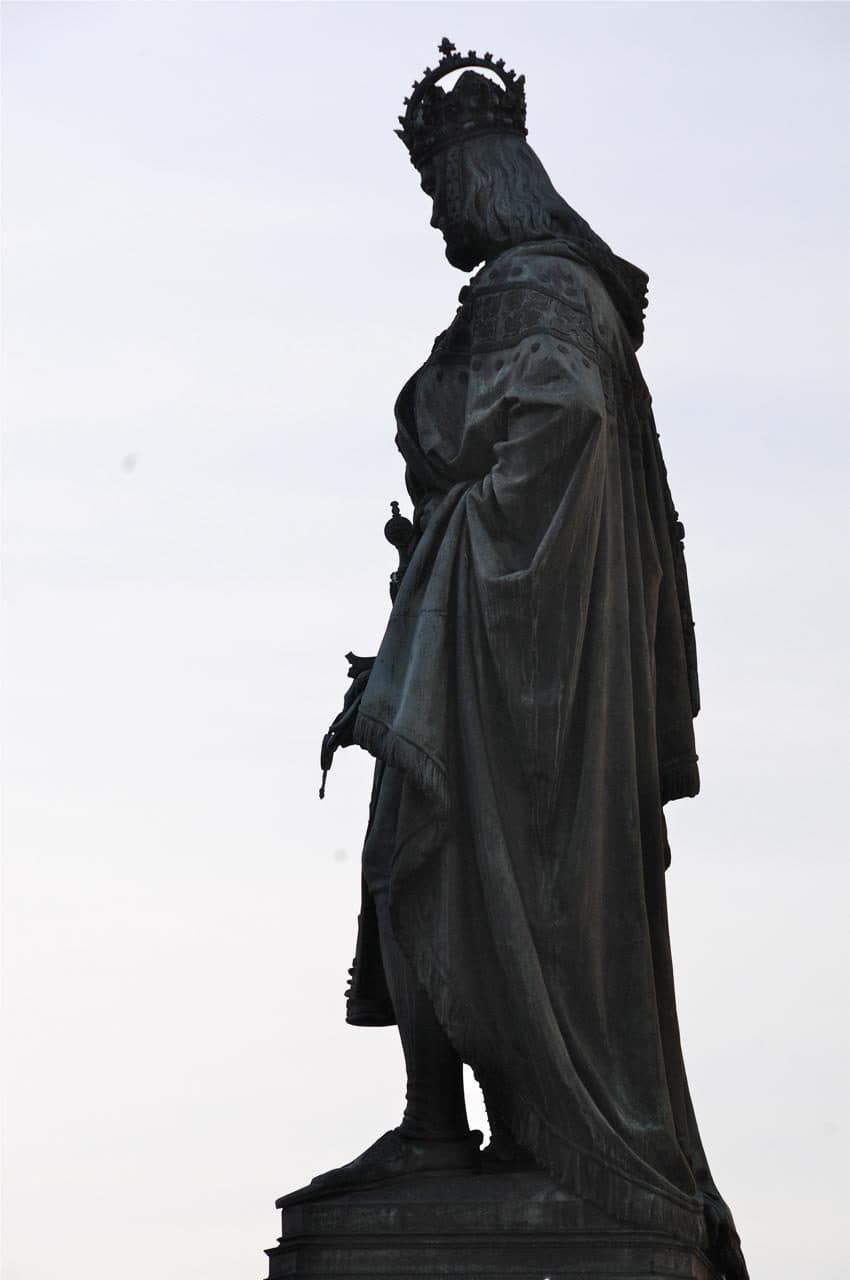 Heiligenstatue auf der Karlsbrücke