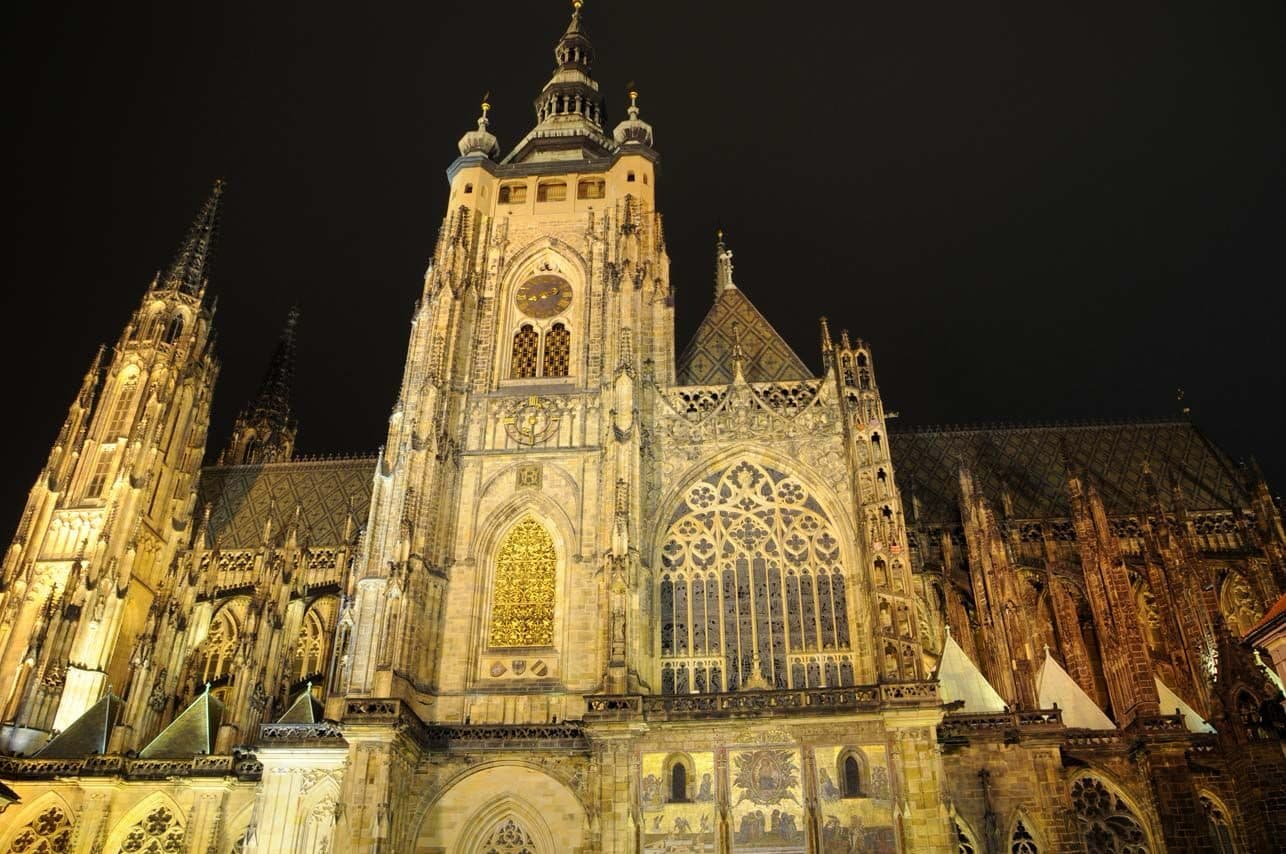 Der Veitsdom auf der Prager Burg bei Nacht