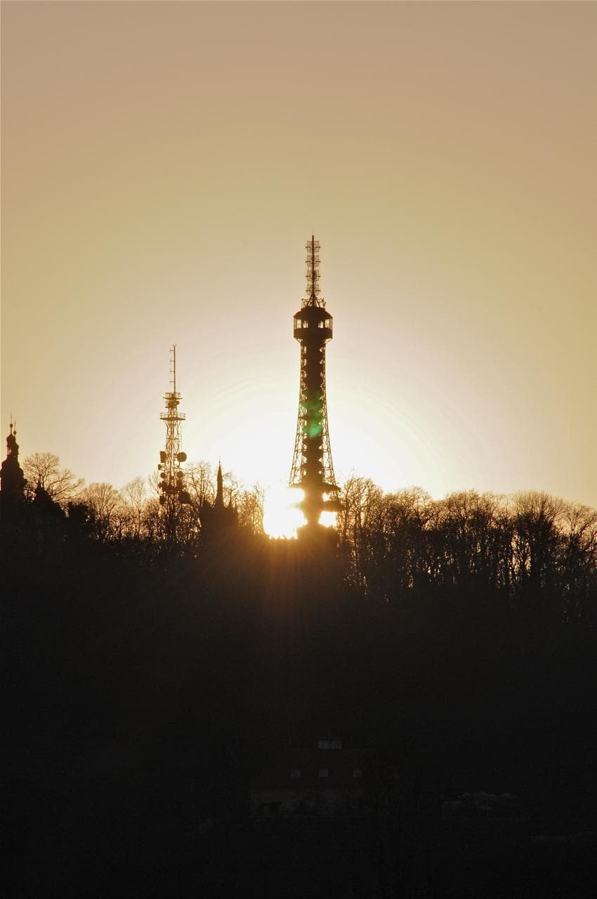 Petřín-Aussichtsturm in Prag im Gegenlicht der untergehenden Sonne